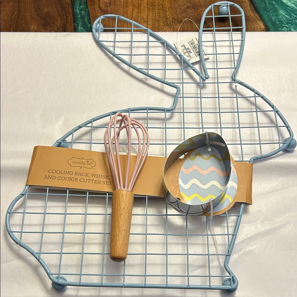 Mudpie Cooling Rack, Whisk and cookie cutter set, NWT